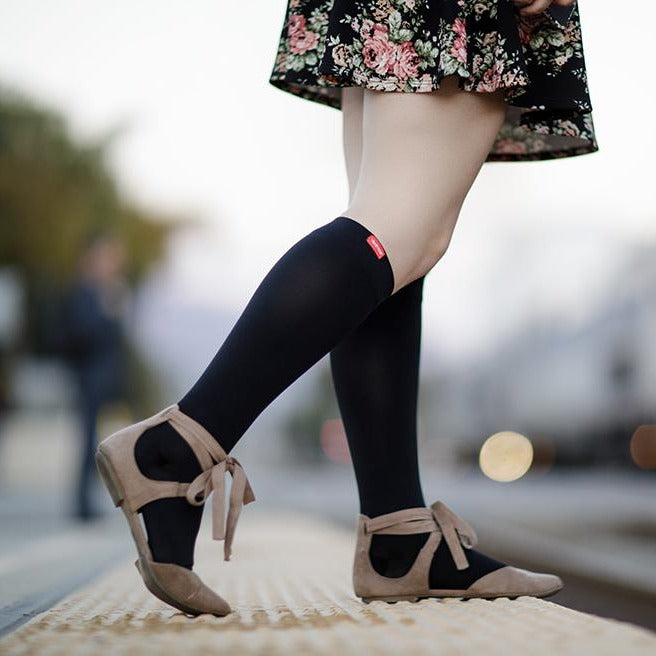 women wearing 15-20 mmHg: Solid (Cotton) Moisture-wick Nylon compression socks